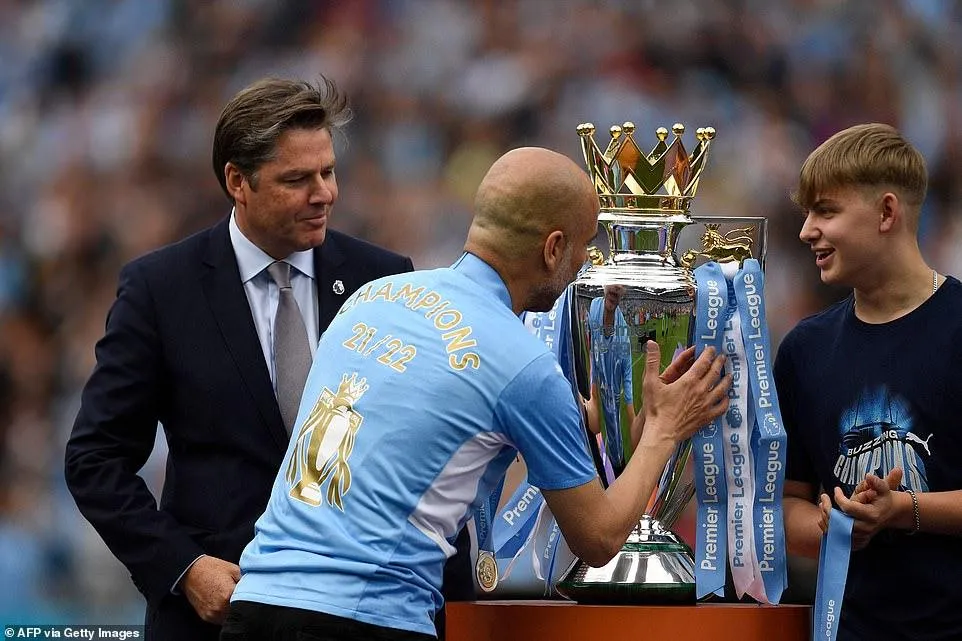 Pep chuẩn bị nâng cao cúp vô địch Premier League. ẢNH: GETTY Pep chuẩn bị nâng cao cúp vô địch Premier League. ẢNH: GETTY