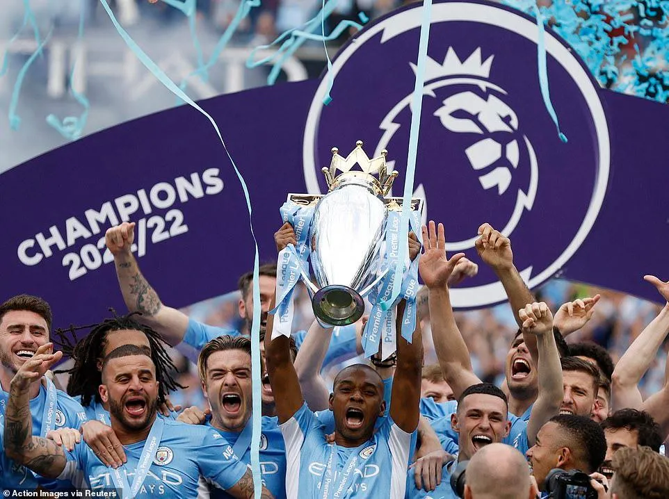 Đội trưởng Fernandinho cùng các cầu thủ Man City nâng cao cúp vô địch Premier League. ẢNH: REUTERS Đội trưởng Fernandinho cùng các cầu thủ Man City nâng cao cúp vô địch Premier League. ẢNH: REUTERS
