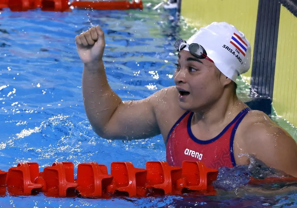 Jenjira-ard sau khi về đích đầu tiên, giành HCV 50m bơi bướm SEA Games 31. ẢNH: REUTERS