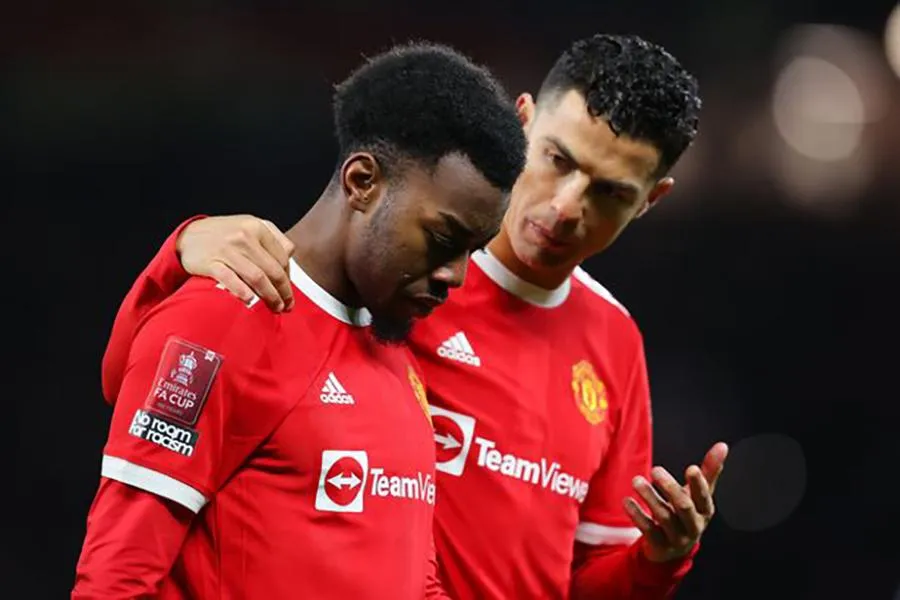 Ronaldo luôn đưa ra lời khuyên bổ ích cho Elanga. ẢNH: GETTY