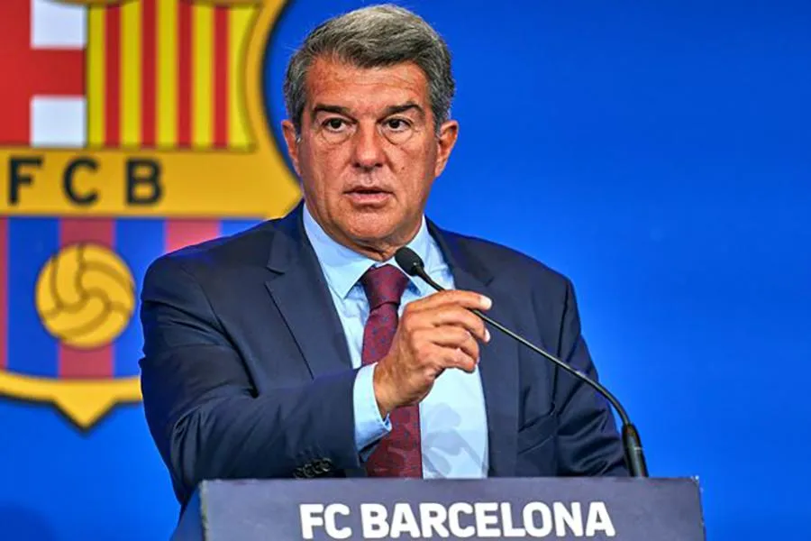Laporta thường xuyên bị truyền thông "gài" nhắc đến Messi. ẢNH: GETTY Laporta thường xuyên bị truyền thông "gài" nhắc đến Messi. ẢNH: GETTY