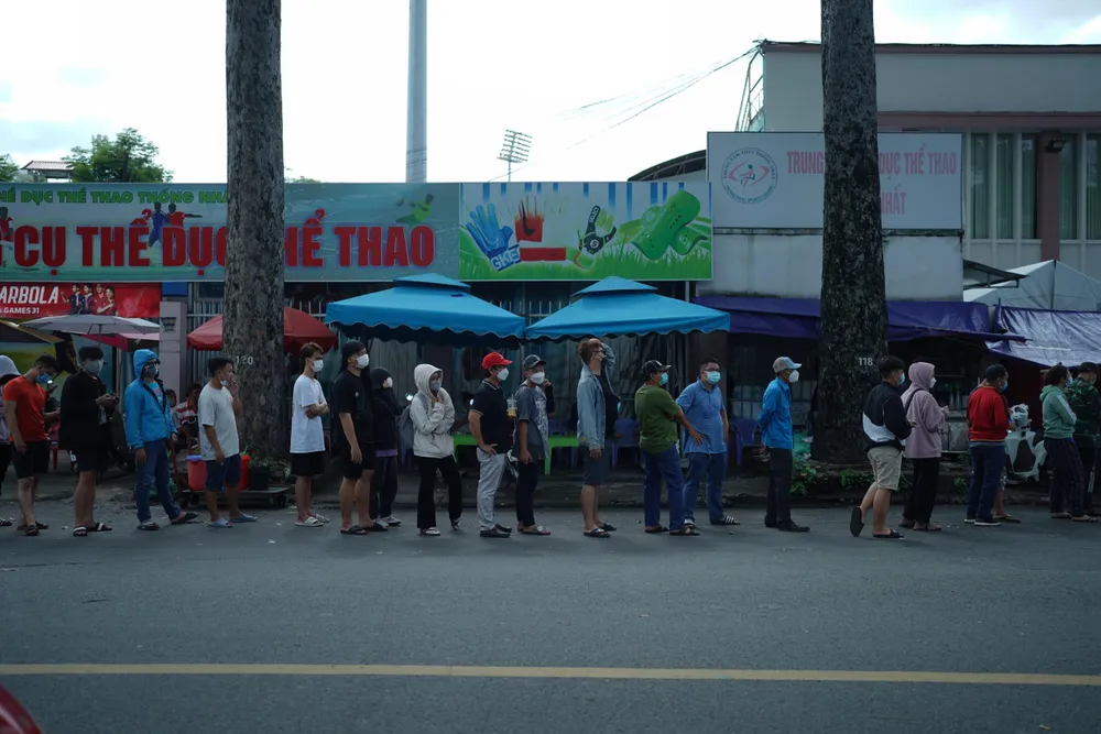 Theo kế hoạch, BTC mở bán vé từ 9h sáng nay nhưng từ trước đó nhiều giờ, người dân đã xếp hàng mua vé.