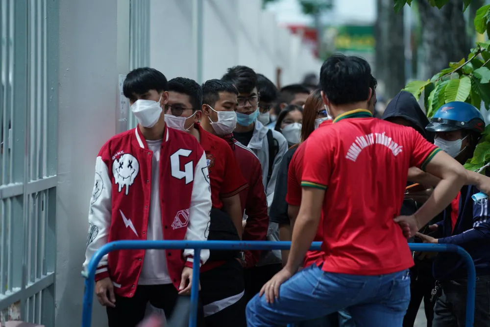 Các CĐV xếp hàng rất trật tự, mỗi người chỉ được mua 4 vé.