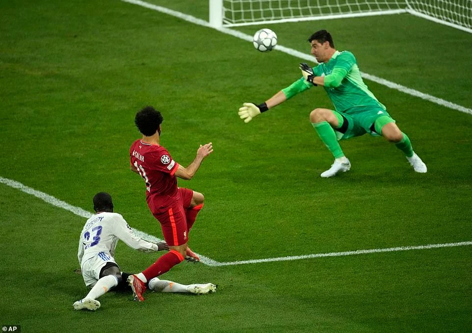 Thủ môn Thibault Courtois liên tục cứu thua làm nản lòng các chân sút Liverpool. ẢNH: PA, REUTERS, GETTY, AP
