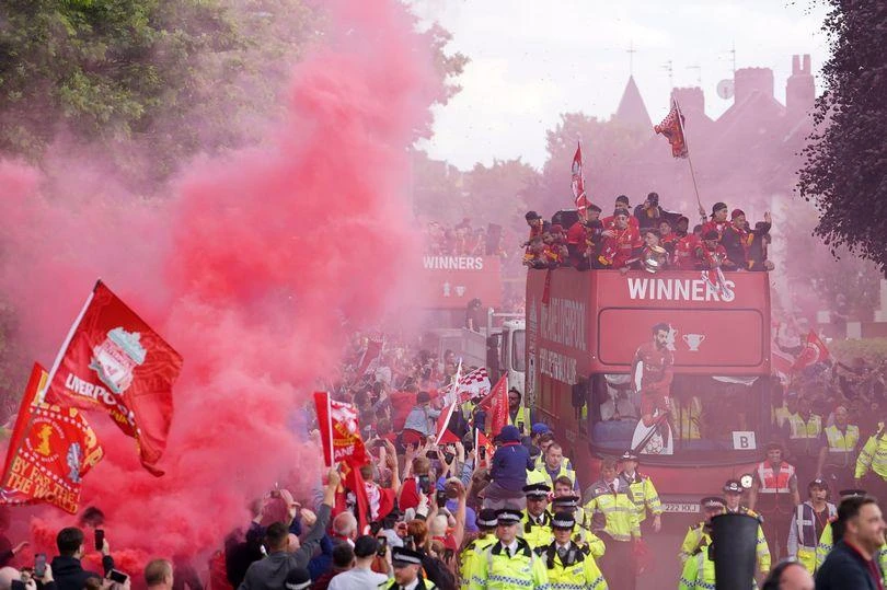 Fan Liverpool vẫn ăn mừng cuồng nhiệt. ẢNH: PA