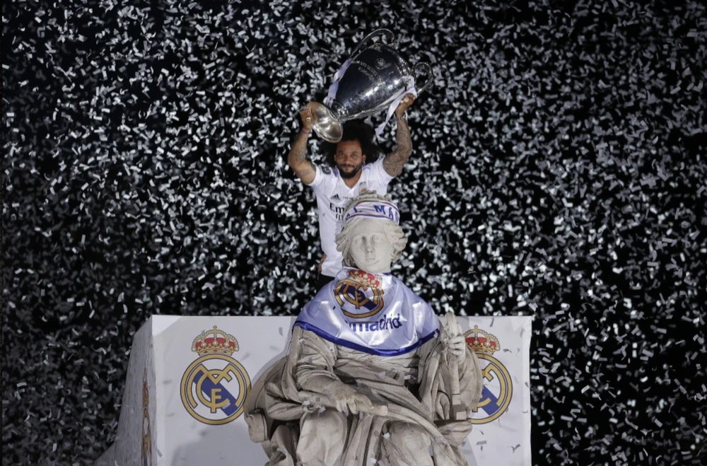 Marcelo nâng cao danh hiệu Champions League tại sân khấu lớn giữa "biển hoa giấy". ẢNH: GETTY