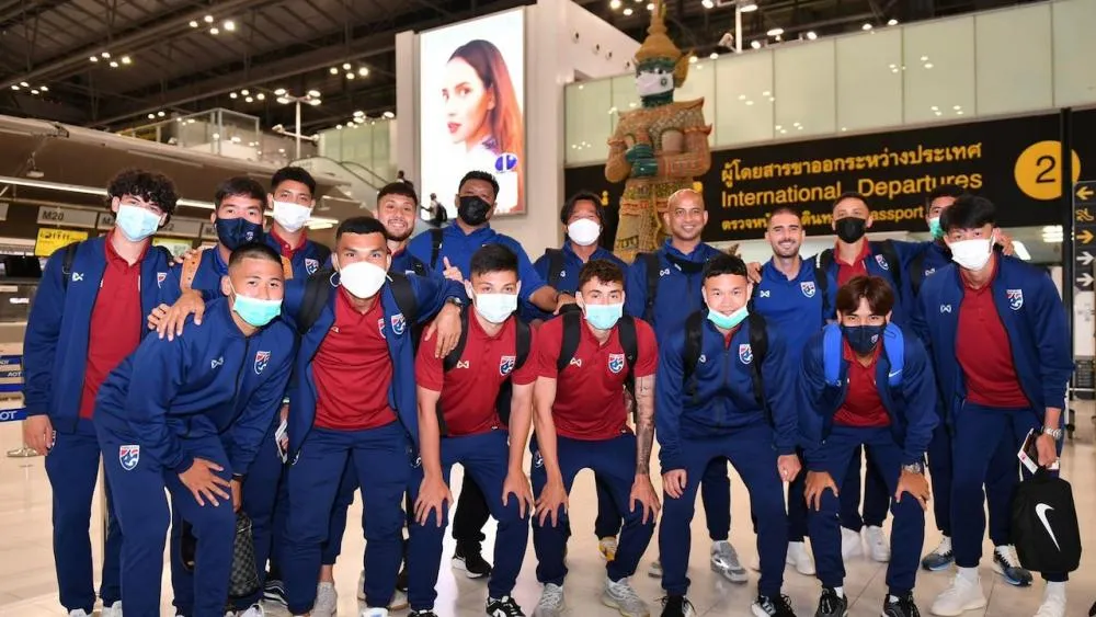 Các cầu thủ Thái Lan tại sân bay Suvarnabhumi. ẢNH: THAI RATH
