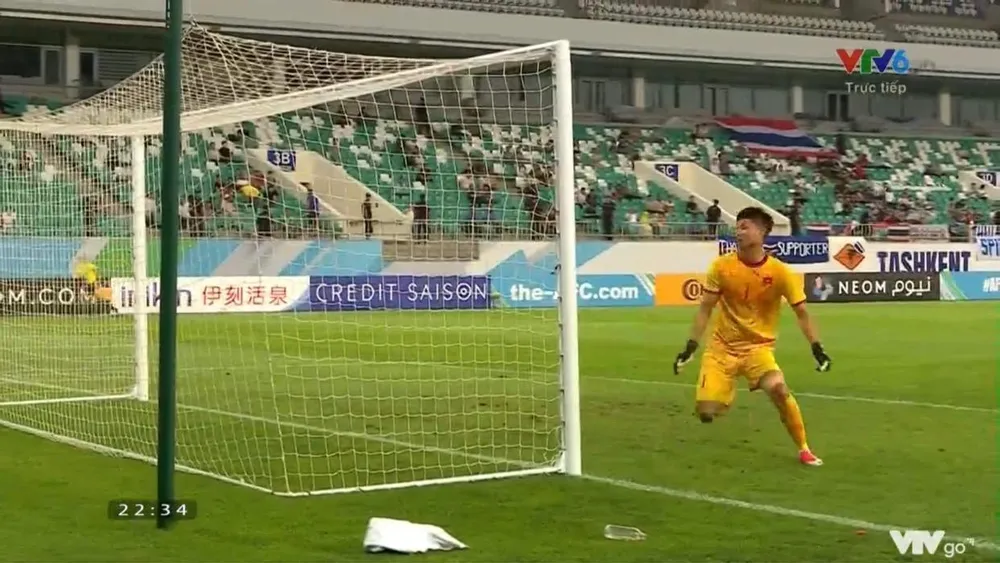 Văn Toản bắt bóng không dính rồi... loay hoay tìm bóng. Văn Toản bắt bóng không dính rồi... loay hoay tìm bóng.