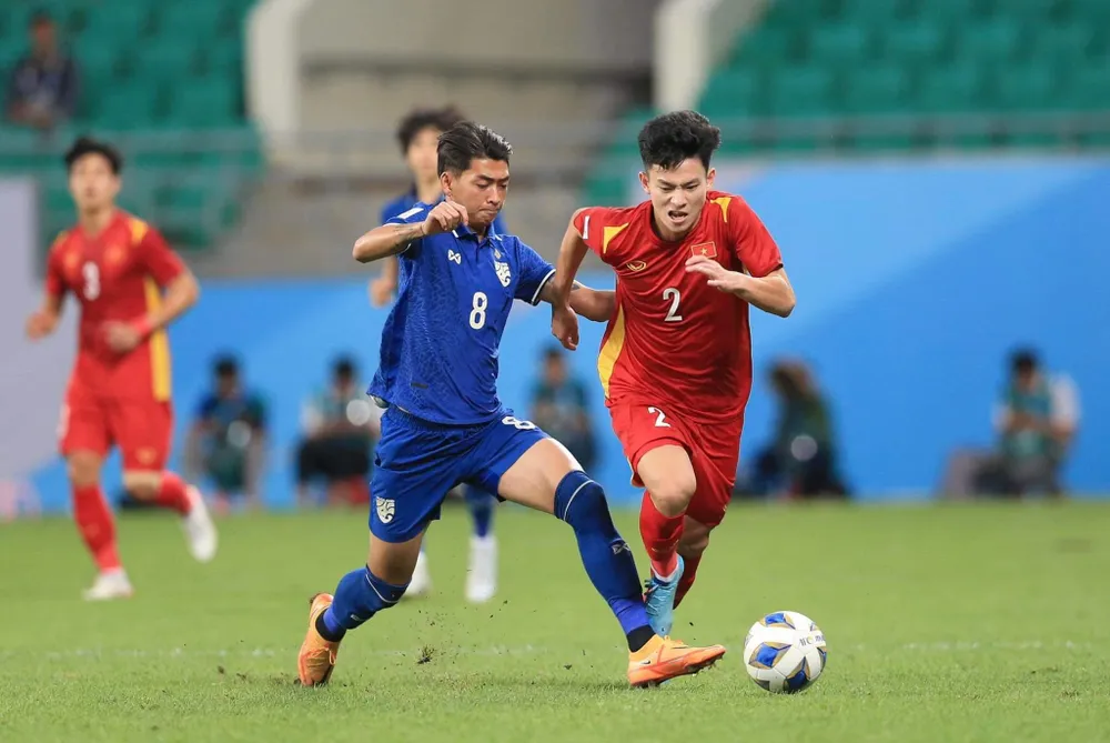 U-23 Việt Nam và U-23 Thái Lan cạnh tranh rất quyết liệt. ẢNH: ANH THỎA U-23 Việt Nam và U-23 Thái Lan cạnh tranh rất quyết liệt. ẢNH: ANH THỎA