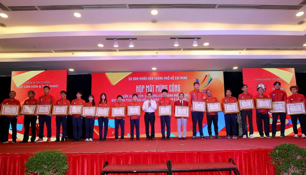 Các VĐv, HLV TP.HCM được khen thưởng.