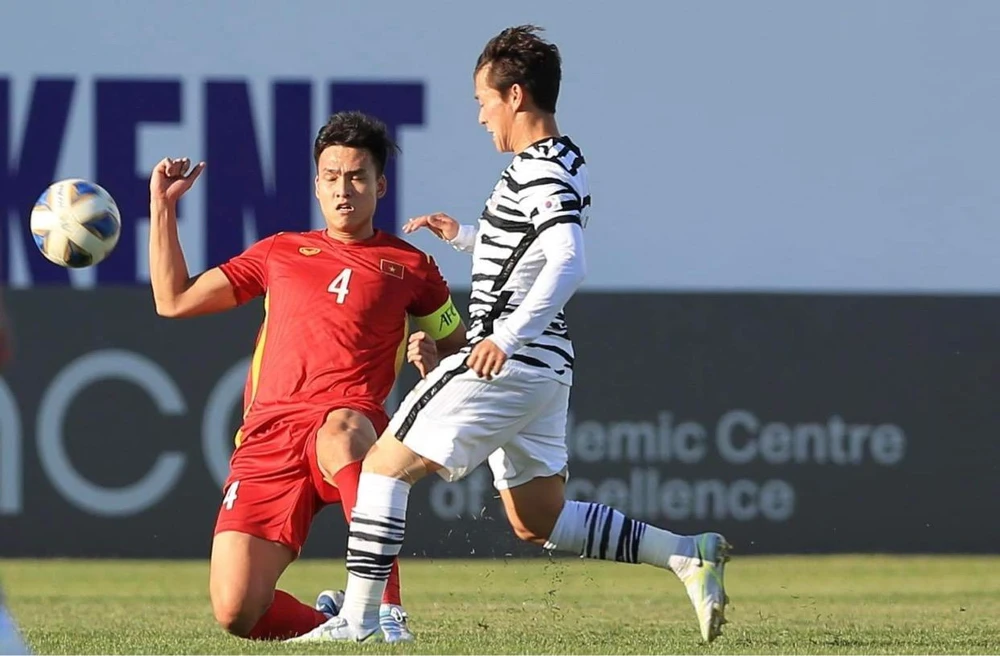 Hàng thủ Việt Nam với đội trưởng Việt Anh chơi rất tập trung. ẢNH: ANH THỎA