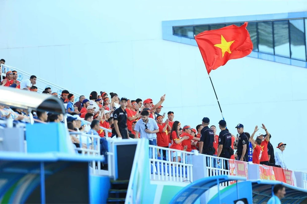 Các CĐV Việt Nam trên khán đài sân Lokomotiv (Uzbekistan). ẢNH: ANH THỎA