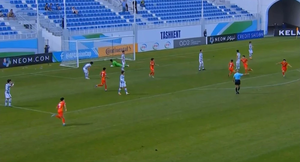 Tiến Long vung chân lập siêu phẩm gỡ hòa 1-1 cho U-23 Việt Nam.