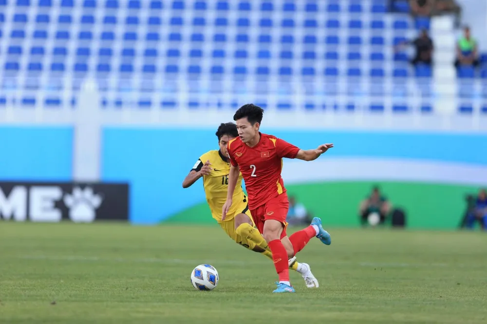 Tuấn Tài đi bóng trước sự đeo bám của cầu thủ U-23 Malaysia. ẢNH: ANH THỎA