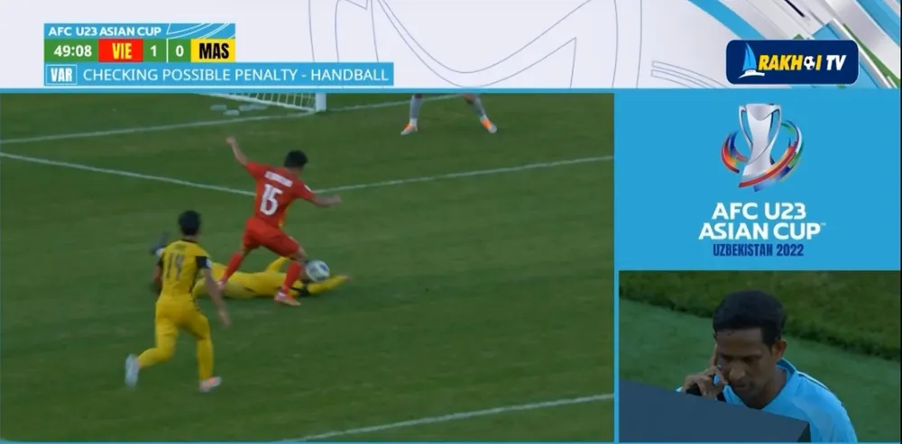 Pha để bóng chạm tay trong vòng cấm của Hairiey Hakim