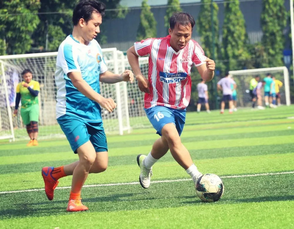 Tiền vệ Quang Huy (số 16) của báo Pháp Luật TP.HCM.