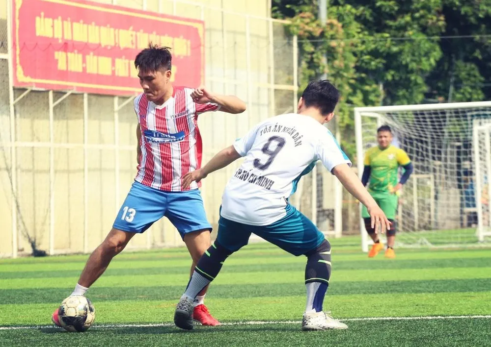 Tiền đạo Việt Hằng.