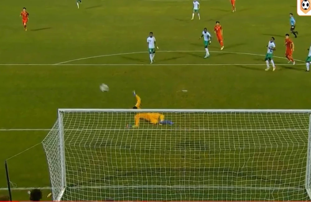 Cú sút chạm xà ngang của Minh Bình.