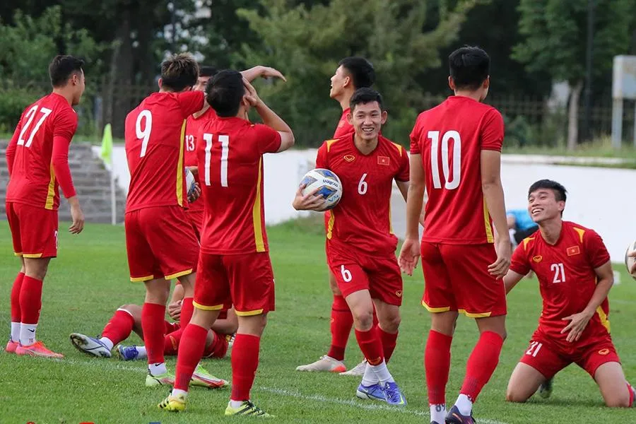 Các cầu thủ U-23 Việt Nam tập luyện trong không khí thoải mái, vui vẻ. ẢNH: VFF