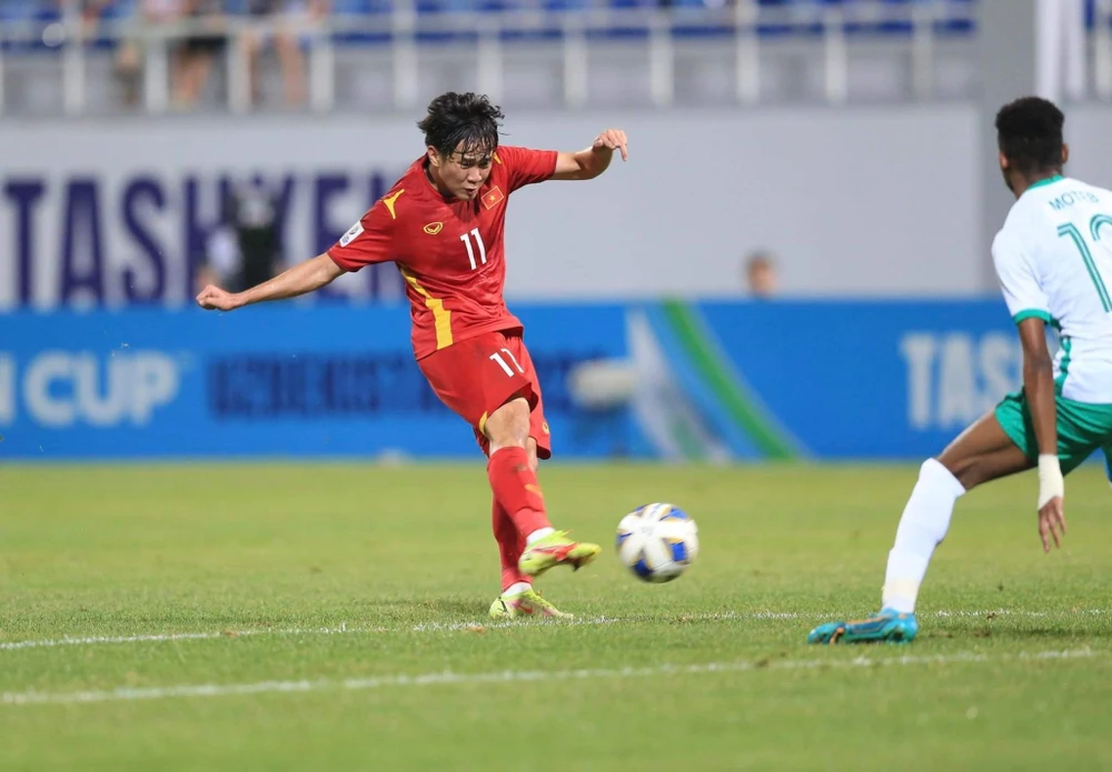 Lê Minh Bình có rất nhiều cơ hội trong hiệp 1. ẢNH: ANH THỎA