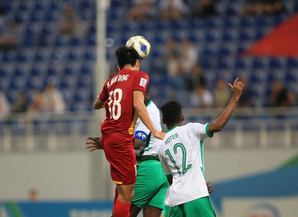 Mạnh Dũng trở thành thủ môn bất đắc dĩ. ẢNH; ANH THỎA