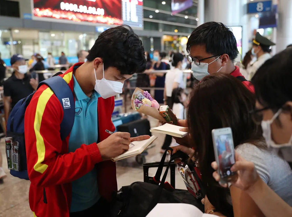 ... ký tên mỏi tay. ... ký tên mỏi tay.