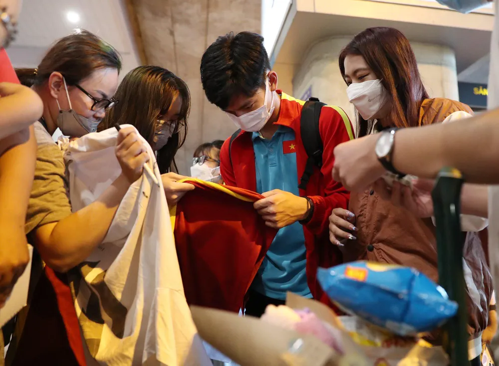 ... Tuấn Tài được nhiều fan vây quanh xin chữ ký. ... Tuấn Tài được nhiều fan vây quanh xin chữ ký.