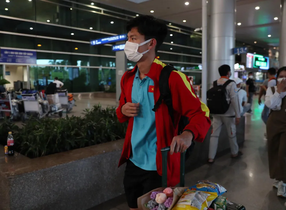 Nhóm đầu tiên của U-23 Việt Nam về nước, hàng trăm CĐV chào đón ảnh 7 Nhóm đầu tiên của U-23 Việt Nam về nước, hàng trăm CĐV chào đón ảnh 7