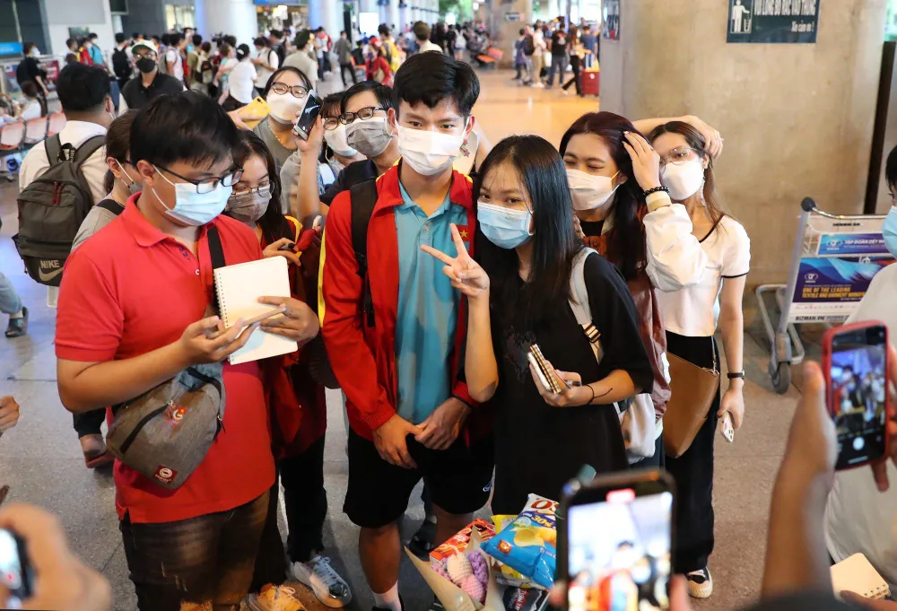 Tuấn Tài chụp ảnh cùng người hâm mộ Tuấn Tài chụp ảnh cùng người hâm mộ