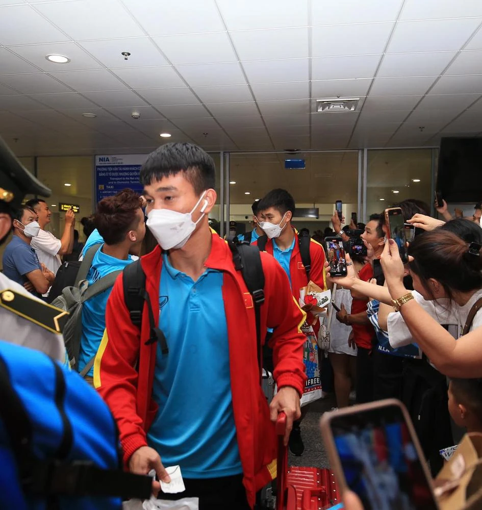 Nhóm còn lại của U-23 Việt Nam về tới sân bay Nội Bài. ẢNH: ANH THỎA