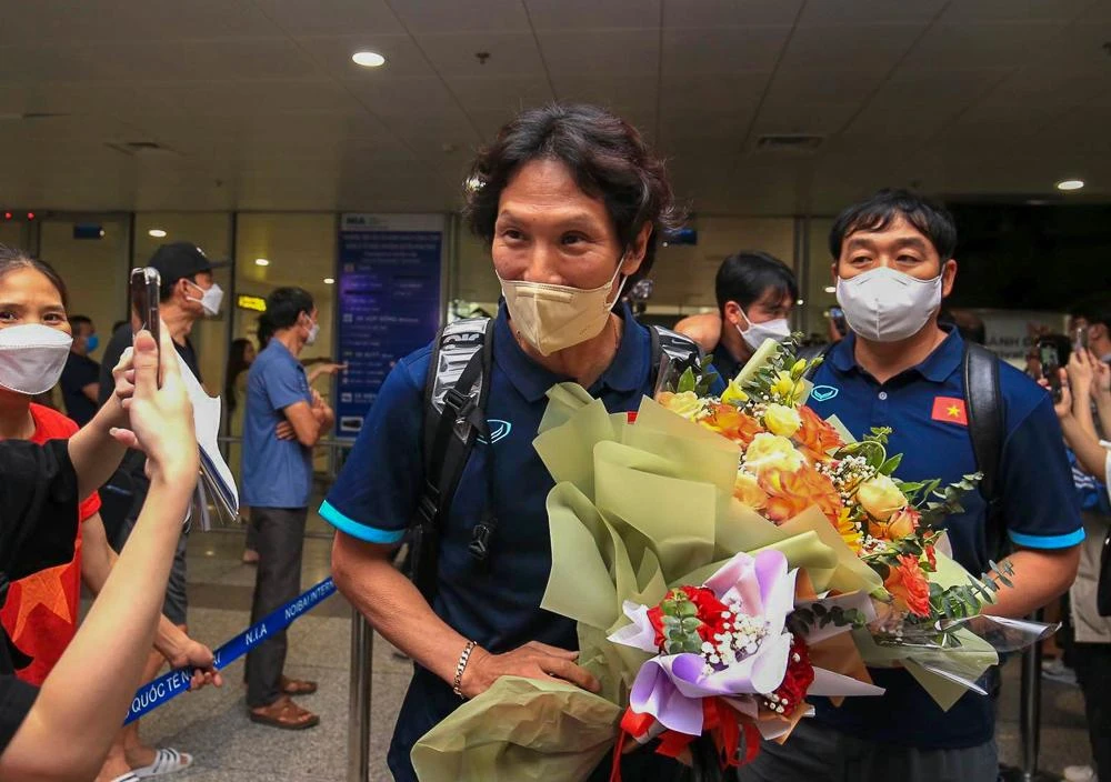 HLV Gong Oh-kyun được tặng hoa. ẢNH: ANH THỎA