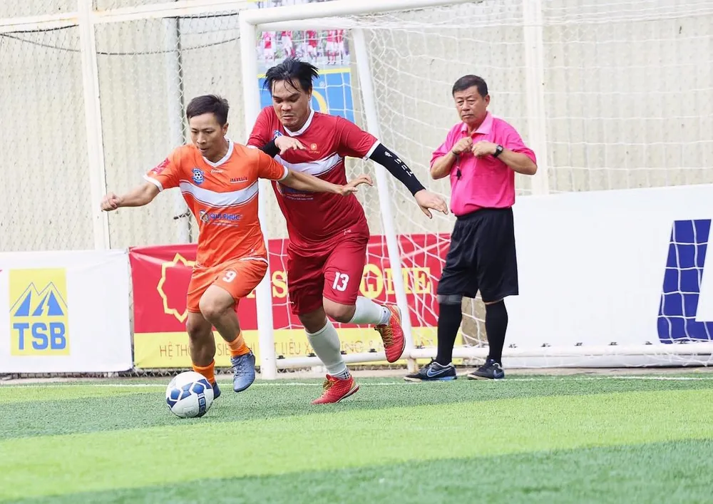 Tiền đạo Lê Đào ghi bàn gỡ hòa 1-1 cho báo Pháp Luật TP.HCM.