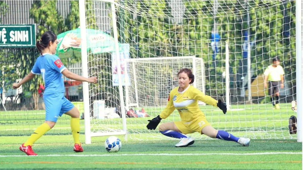 Thủ môn Nguyễn Châu xuất sắc cứu thua trong tình huống đối mặt với tiền đạo đối phương.