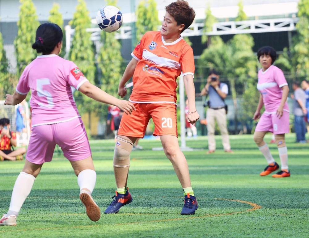 Hà Bạch là người ghi bàn gỡ hòa 1-1 cho báo Pháp Luật TP.HCM, kéo hai đội đến loạt sút luân lưu.