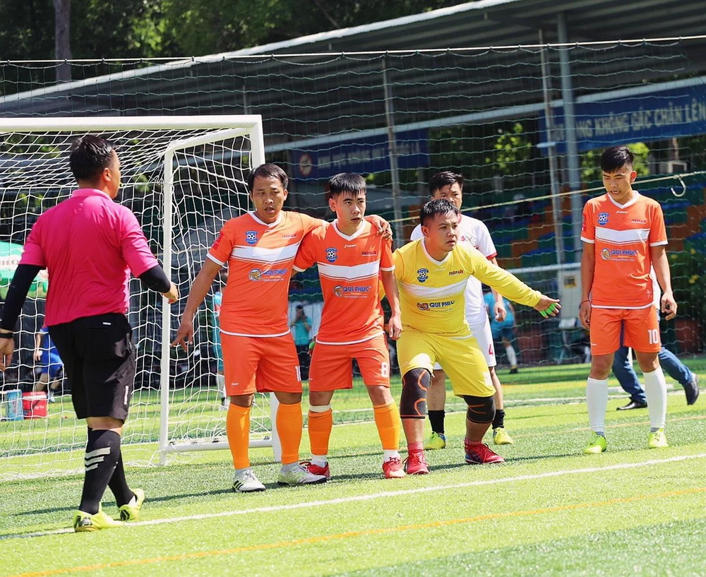 Đội nam báo Pháp Luật TP.HCM thi đấu đầy đoàn kết và cố gắng nhưng lực bất tòng tâm vì lực lượng mỏng.