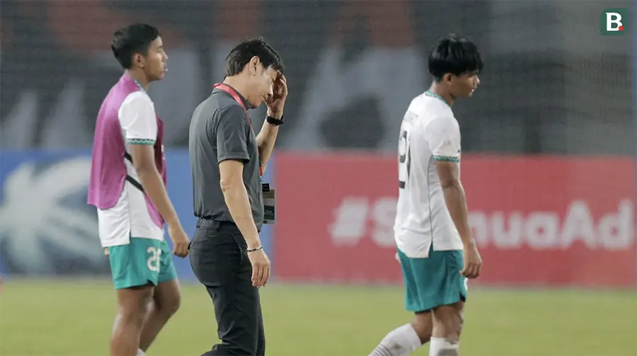HLV Shin Tae-yong và các cầu thủ U-19 Indonesia thất vọng vì bị loại khỏi giải U-19 Đông Nam Á ngay từ vòng bảng. ẢNH: BOLA