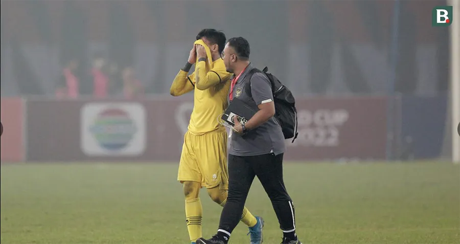 Thủ môn Cahya Supriadi, người chỉ để lọt lưới 2 bàn tại vòng bảng cũng không thể giấu nổi sự thất vọng. ẢNH: BOLA Thủ môn Cahya Supriadi, người chỉ để lọt lưới 2 bàn tại vòng bảng cũng không thể giấu nổi sự thất vọng. ẢNH: BOLA