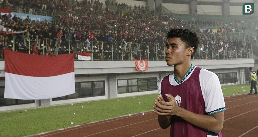Đội trưởng U-19 Indonesia Muhammad Ferarri cố kìm cảm xúc để tri ân người hâm mộ. ẢNH: BOLA Đội trưởng U-19 Indonesia Muhammad Ferarri cố kìm cảm xúc để tri ân người hâm mộ. ẢNH: BOLA