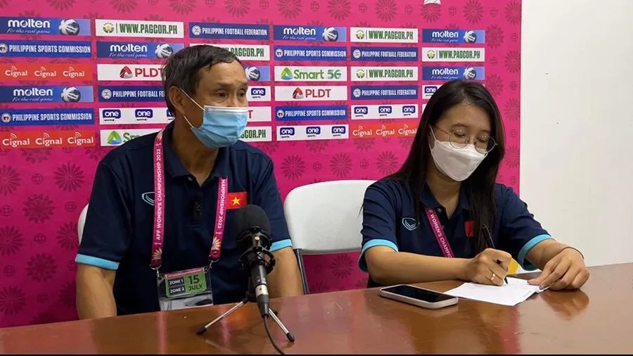 HLV Mai Đức Chung nhận trách nhiệm trong trận thua đậm của nữ Việt Nam trước Philippines. ẢNH: VFF