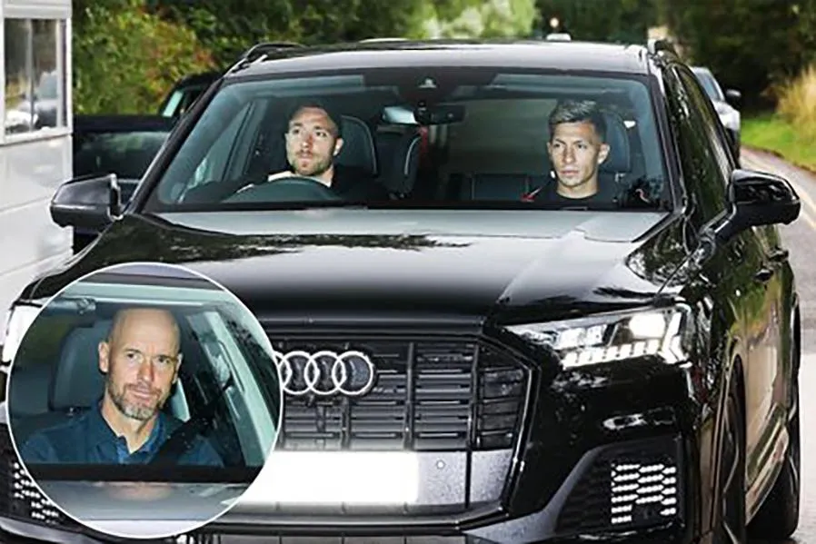 Eriksen chở Martinez đến trung tâm huấn luyện Carrington. ẢNH: DAILY STAR