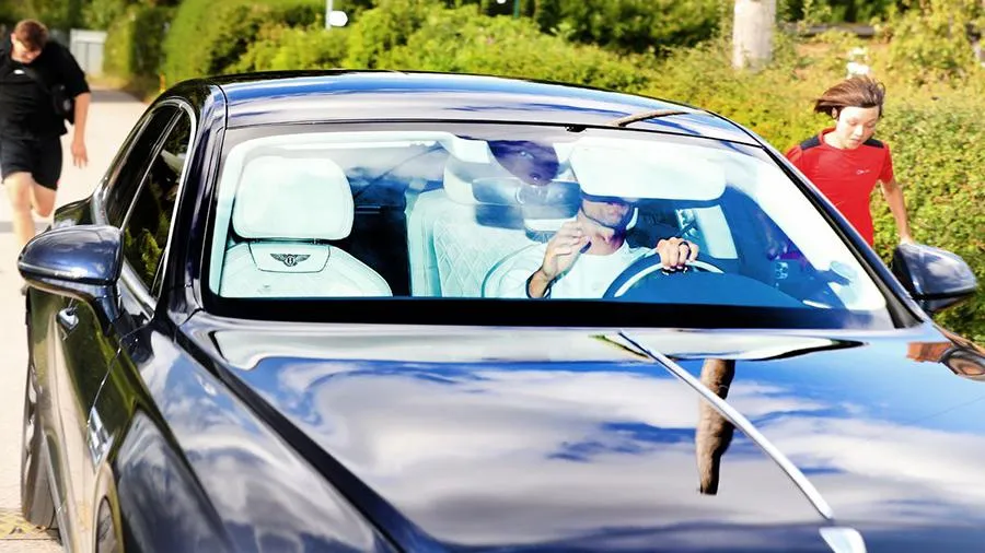 Ronaldo rời MU bằng cửa sau và lên ô tô rời khỏi Carrington. ẢNH: DAILY STAR