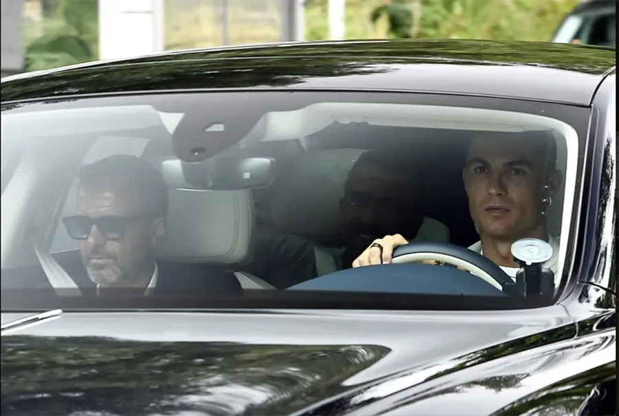 Ronaldo cùng Mendes đến Carrington bàn về tương lai của anh ở Old Trafford. ẢNH: PA