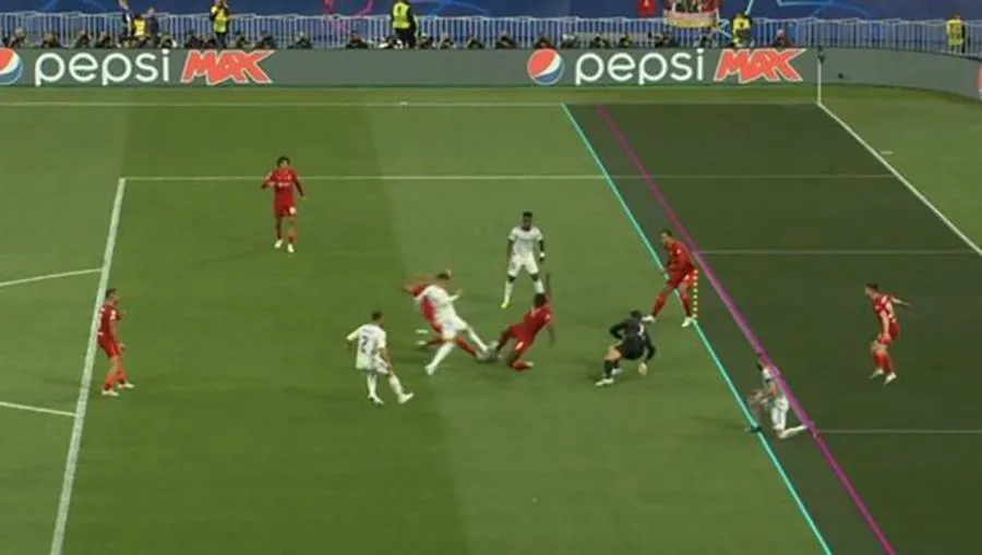 Benzema không tham gia vào tình huống này dù bản thân rơi vào thế việt vị, sau đó, bóng vô tình rơi đến chân anh. ẢNH: BT SPORTS