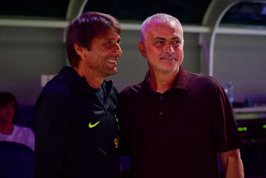 Conte và Mourinho cười rất tươi trong trận giao hữu giữa Tottenham và AS Roma. ẢNH: GETTY