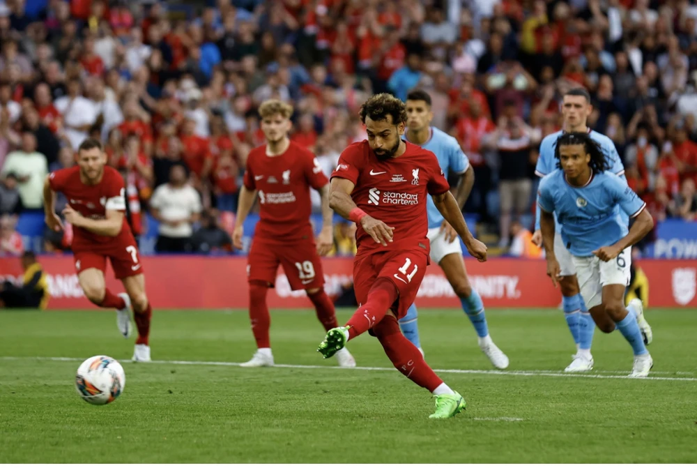 Salah ghi bàn trên chấm 11m nâng tỉ số lên 2-1 cho Liverpool. ẢNH: REUTERS