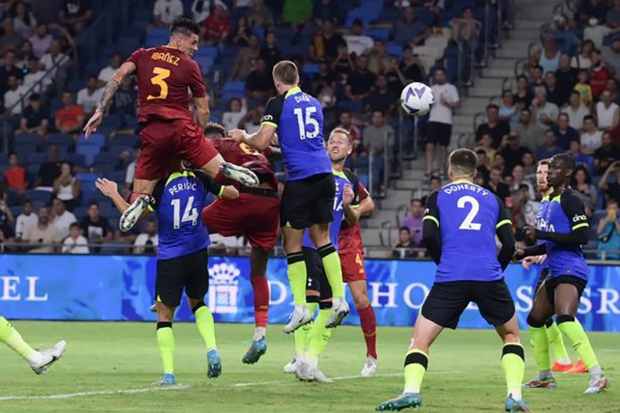 Roger Ibanez ghi bàn duy nhất trận đấu cho AS Roma. ẢNH: GETTY