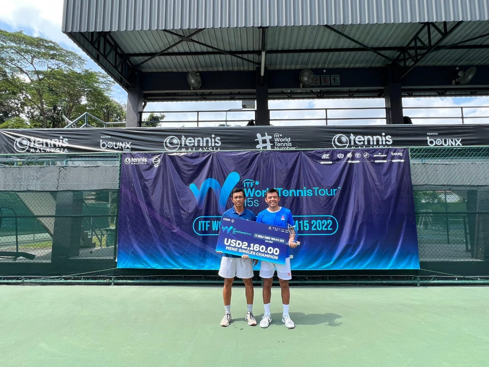 Hoàng Nam và HLV Quốc Phong tại giải M15 Kuala Lumpur.