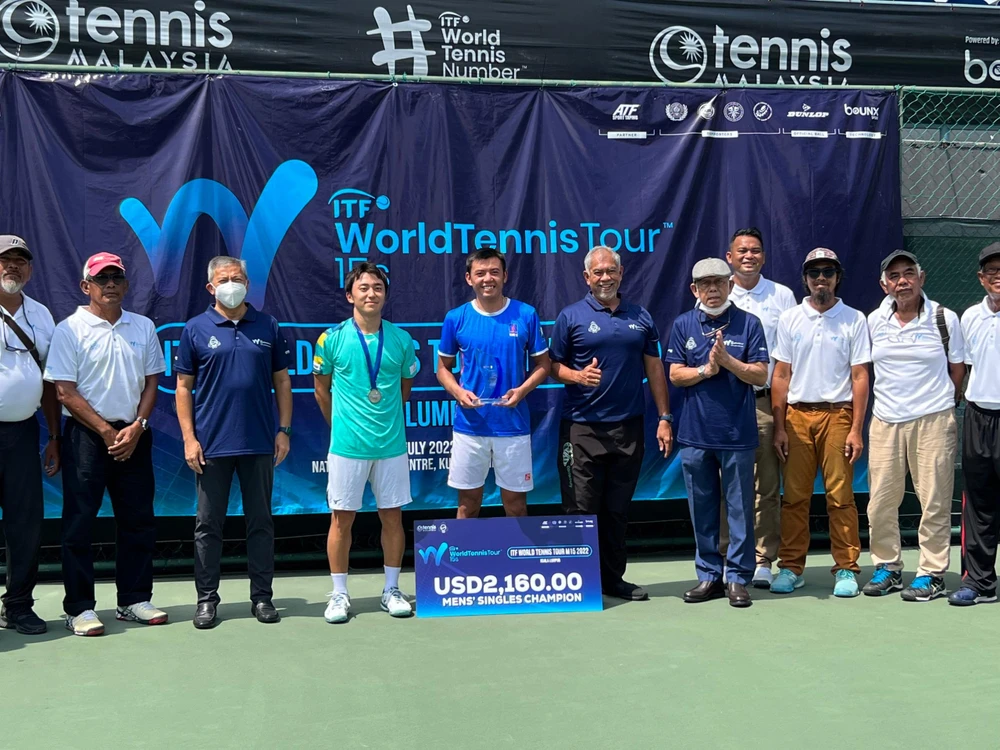 Hoàng Nam nhận cúp vô địch và tiền thưởng giải M15.