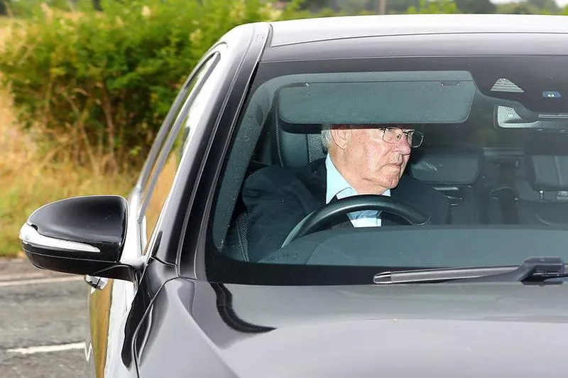 Sir Alex Ferguson đến trung tâm huấn luyện Carrington nói chuyện với Ronaldo trong ngày siêu sao người Bồ Đào Nha trở lại giải quyết tương lai với MU. ẢNH: PA