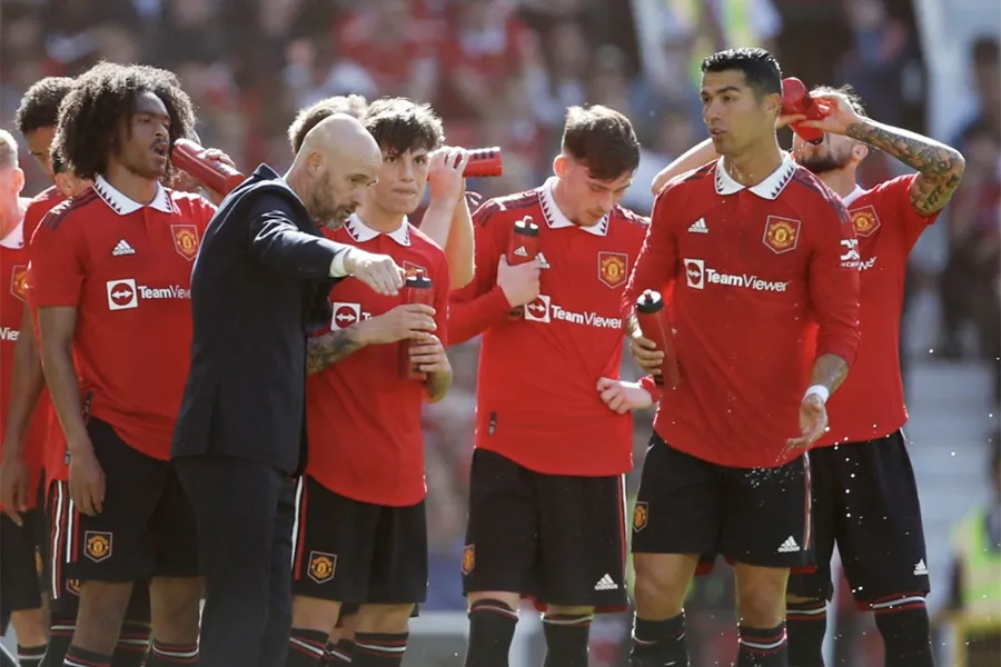 Ronaldo dường như mâu thuẫn với Ten Hag khi cả hai trao đổi trên sân. ẢNH: GETTY Ronaldo dường như mâu thuẫn với Ten Hag khi cả hai trao đổi trên sân. ẢNH: GETTY